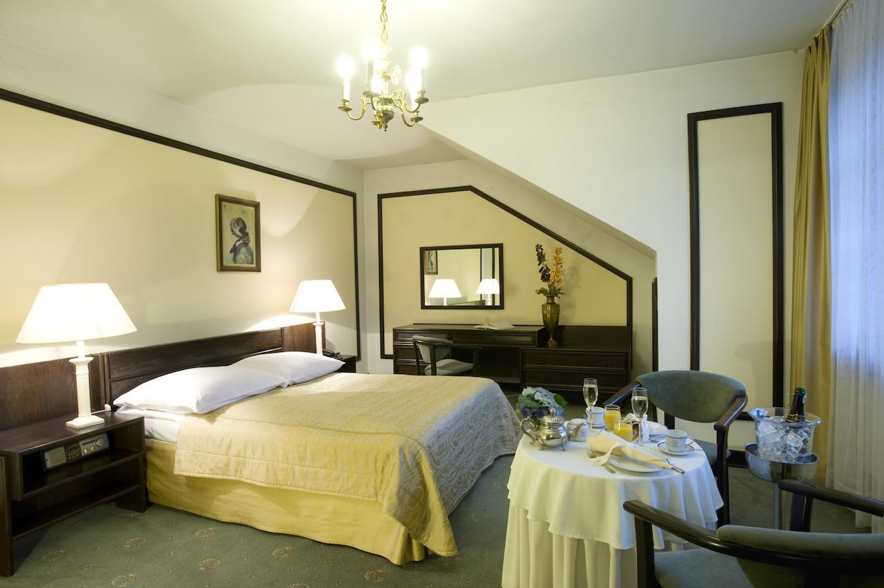 Hotel "Zajazd Napoleonski" وارسو الغرفة الصورة