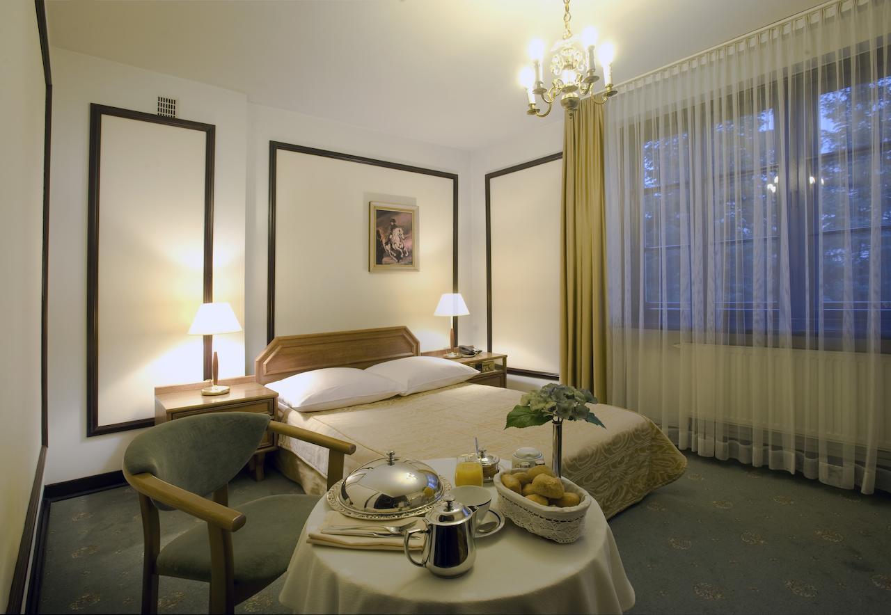 Hotel "Zajazd Napoleonski" وارسو الغرفة الصورة